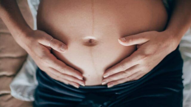 هل تكون حركة الجنين في الشهر الخامس اسفل البطن