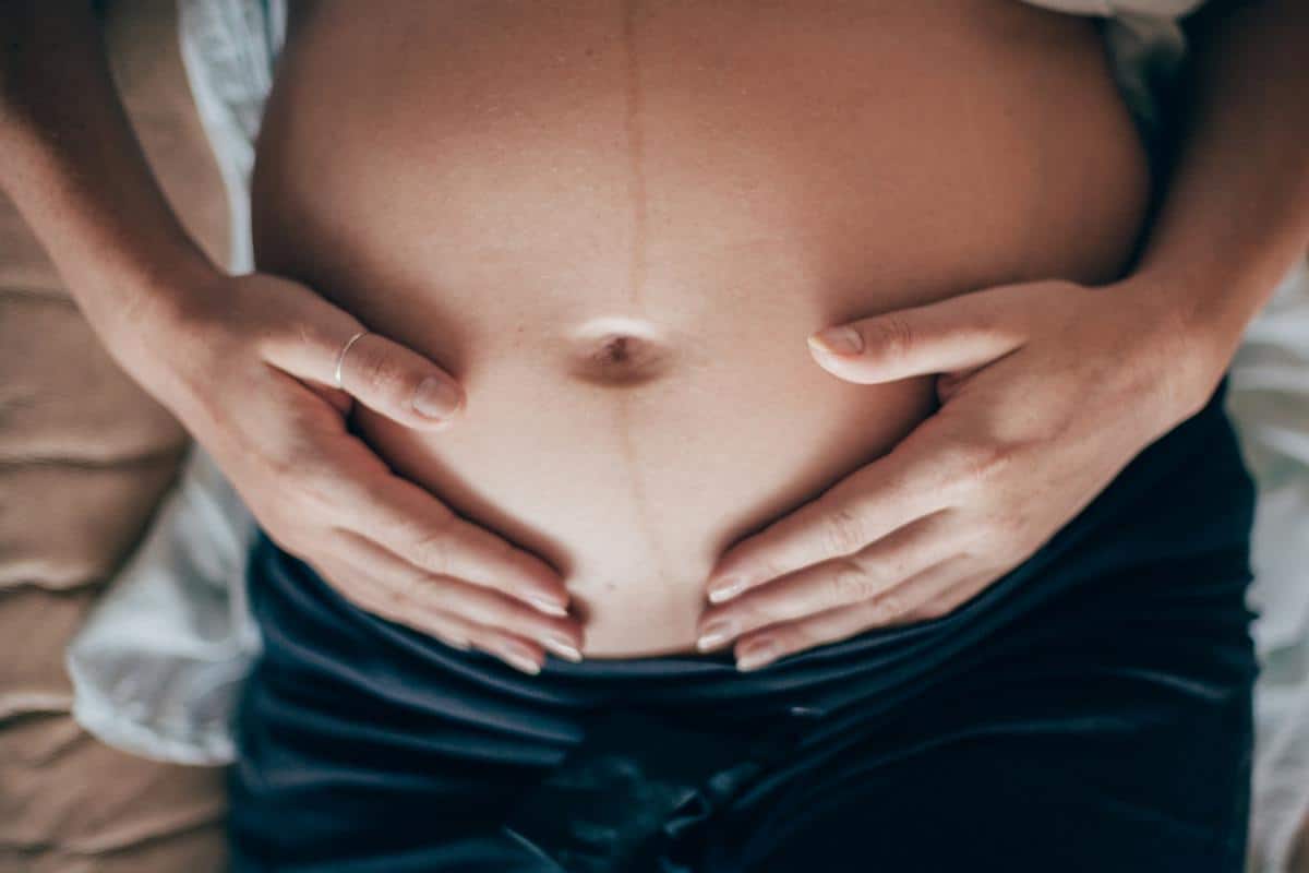 هل تكون حركة الجنين في الشهر الخامس اسفل البطن