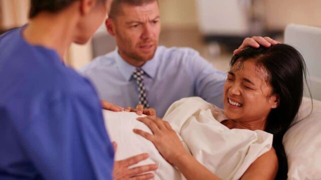 كيف يكون تحريض الولادة وما هي اضراره على الام والجنين