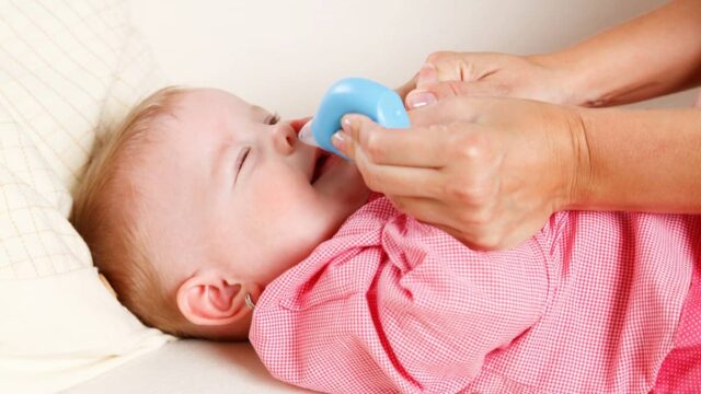 كيفية تنظيف انف الرضيع بطريقة صحيحة