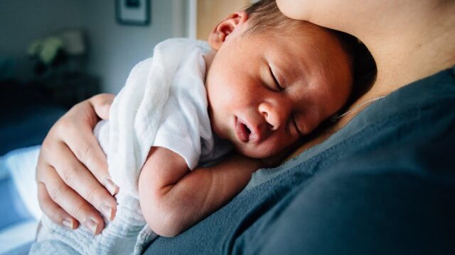 علاج الامساك عند الرضع بعمر شهر