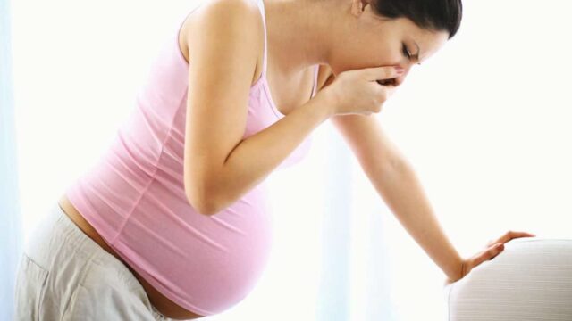 كيفية علاج الغثيان للحامل بطريقة صحية على الأم والجنين