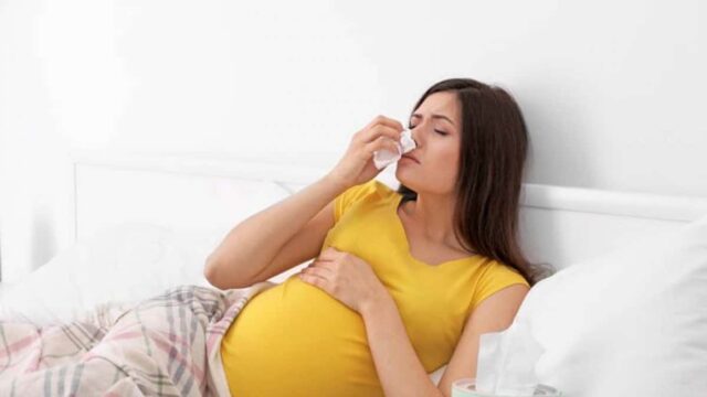 كيفية علاج الكحة للحامل بطريقة سريعة بدون أضرار على الأم والجنين