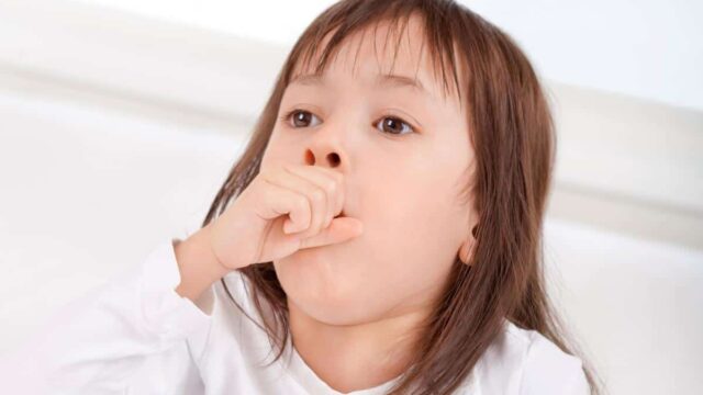 كيفية علاج الكحة والبلغم عند الاطفال بدون آثار جانبية