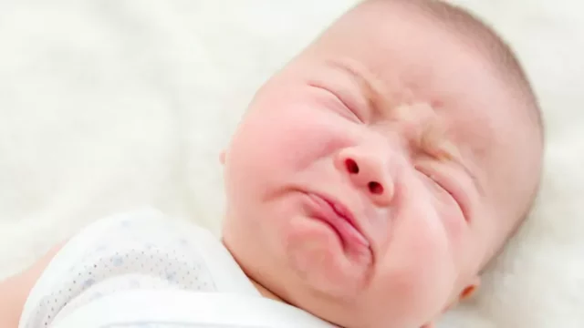 علامات الامساك عند الاطفال الرضع