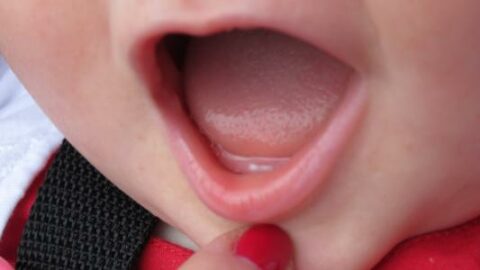 مراحل تطور الطفل ظهور الأسنان