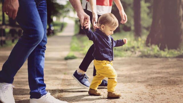 الخط الزمني لمشي طفلك