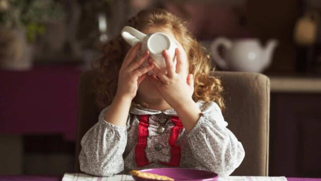 هل شاي الأعشاب لتهدئة المعدة والأمعاء آمن للأطفال