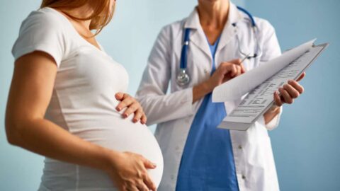 ما هي اسباب نزول افرازات بيضاء اثناء الحمل وعلاجها