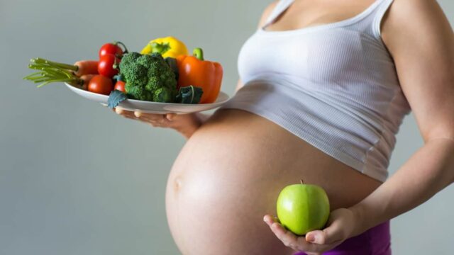 قائمة فيتامينات الحمل مفيدة للأم والجنين حسب مرحلة حملك