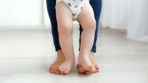 مراحل تطور مشي الطفل