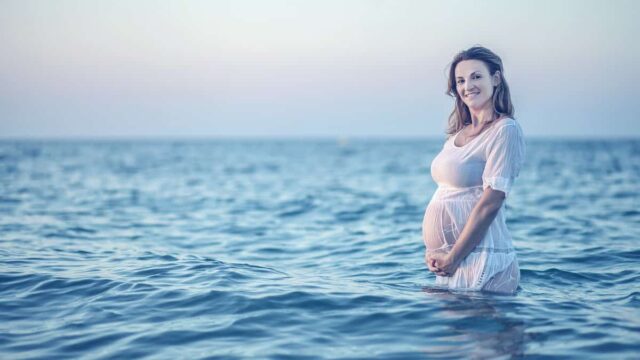 هل السباحة تضر الجنين