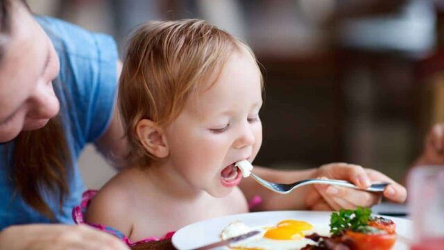 دليل أسماء أفضل أطعمة مفيدة لمخ الطفل