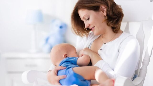 ما هي فوائد الرضاعة الطبيعية للطفل والأم وعدد الرضعات الصحيح