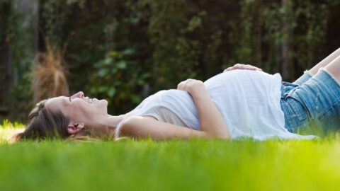 هل النوم على الظهر للحامل يضر الجنين