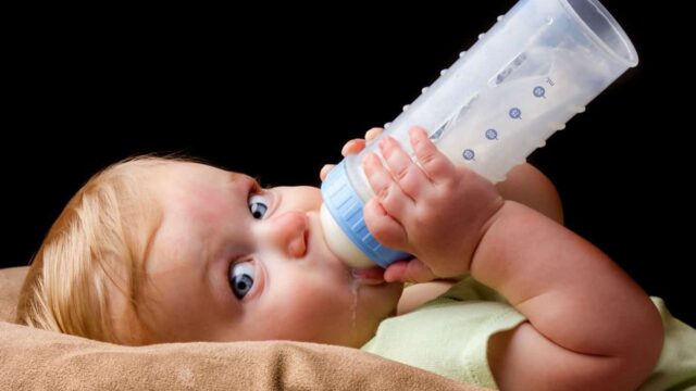 متى يشرب الطفل الماء في أي عمر ؟