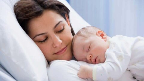 قله نوم الرضيع الأسباب والعلاج