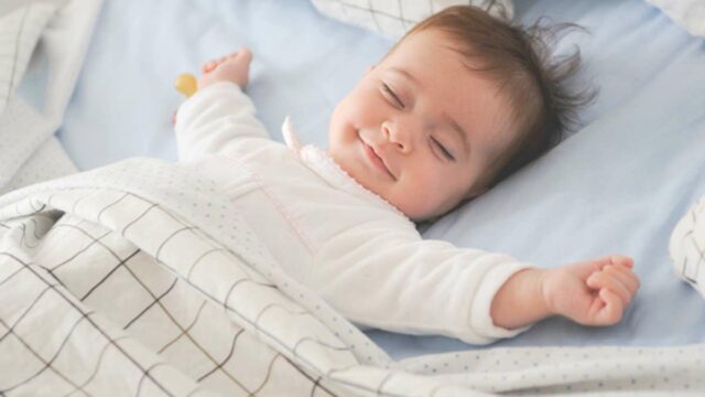 هل النوم على الظهر خطأ لحديثي الولادة