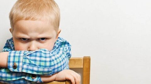 كيفية علاج الخجل عند الأطفال وعلامات الكسوف عند الأطفال
