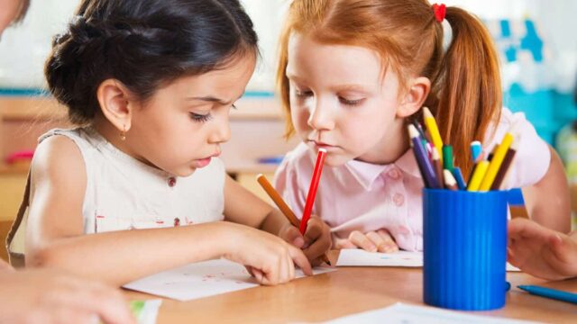 خطوات تعليم الاطفال الكتابة مبكرا