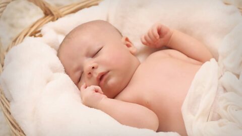 ما هو عدد ساعات نوم الطفل حديثي الولادة