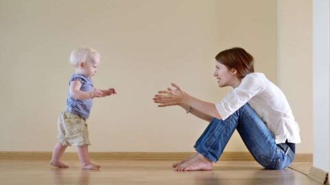 كيفية اللعب مع الاطفال حديثي المشي