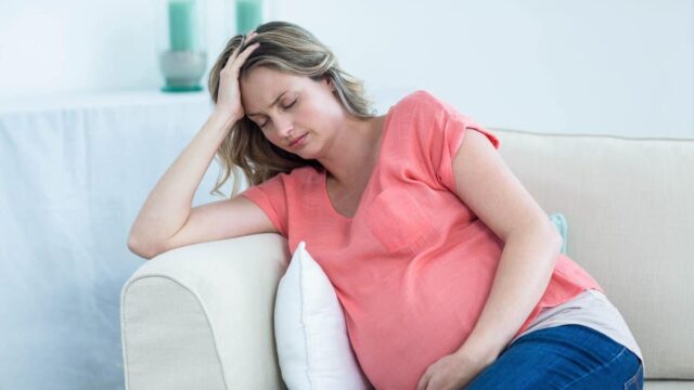 الفرق بين صداع الدورة وصداع الحمل علامات الحمل والدورة الواضحه
