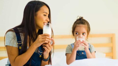 كيف أجعل طفلي يشرب الحليب بالكاس