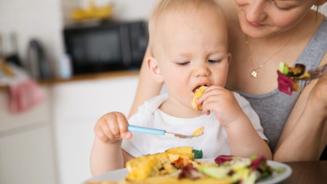كيف اجعل طفلي ياكل لوحده 10 طرق تعليم الطفل الأكل بمفرده