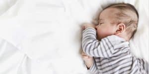 طريقة نوم الرضيع بالصور