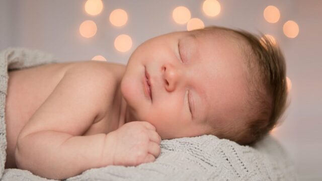ما هي طريقة نوم الرضيع بالصور
