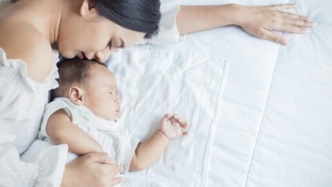 متى ينتظم نوم الطفل حديث الولادة وينام نوم طويل