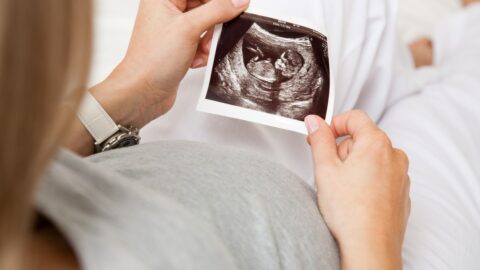 متى يرتفع الجنين من الرحم إلى البطن – في أي شهر يرتكز الجنين في منطقة السرة أو أعلى البطن