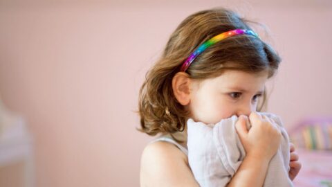 ما هي أسباب الاستفراغ عند الأطفال مع حرارة وعلاجه