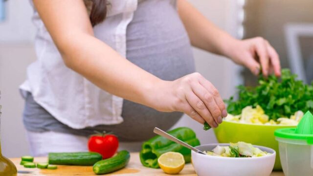 أطعمة تسبب الإجهاض فورا ( الأكلات المضرة للحامل )