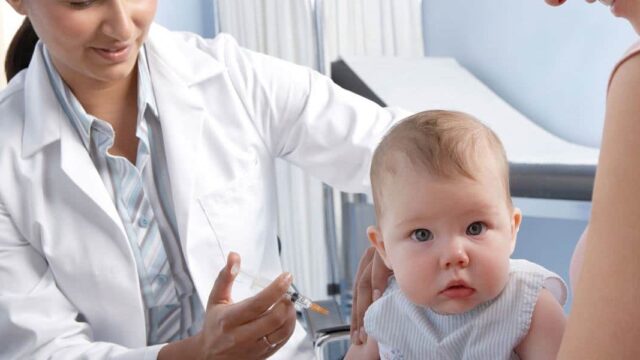 جدول التطعيم الثلاثي البكتيري للأطفال وفوائده ( موعد اللقاح وأعراضه الجانبية )