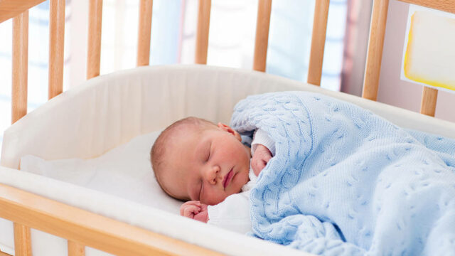 ما هو سبب النوم المستمر لحديثي الولادة وعلاجه