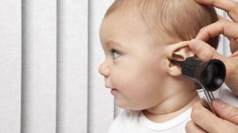 علامات ضعف السمع عند حديثي الولادة .. التشخيص والعلاج