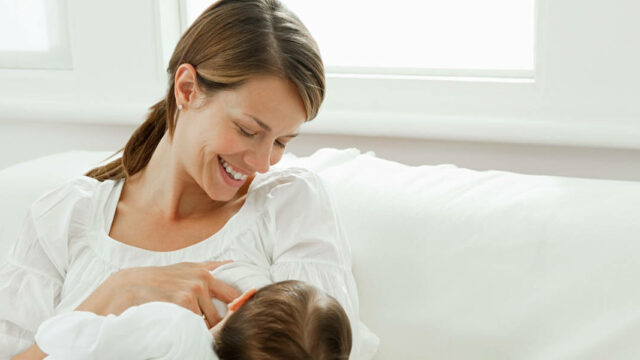 كيفية مساعدة الطفل على الرضاعة الطبيعية
