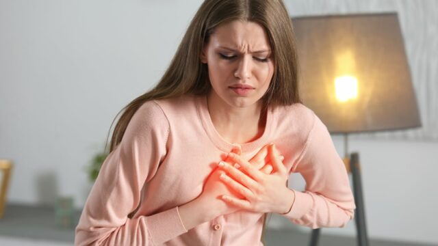 هل غازات البطن تسبب ألم في الثدي وكيفية علاجها