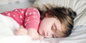 العمر المناسب لنوم الطفل في غرفة منفصلة