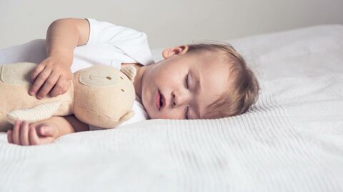 ميل الطفل للنوم بعد السقوط الأسباب وأهم الإحتياطات