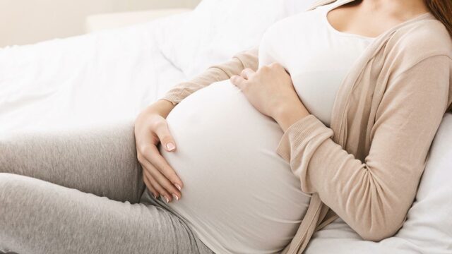 وضعية النوم المناسبة في حالة المشيمة النازلة – العلاقة بين وضعية النوم للحامل وبين رفع المشيمة لوضعها الطبيعي