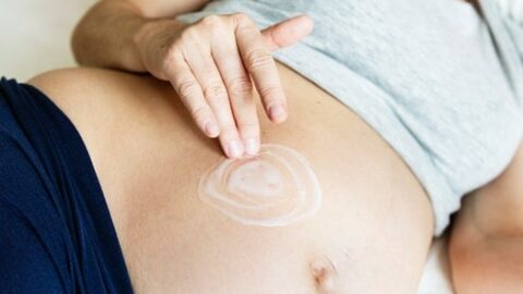 الوقاية من تشققات البطن أثناء الحمل