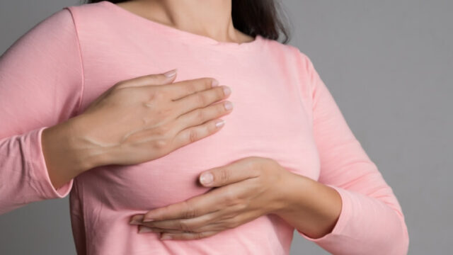 10 أسباب ظهور بقع بنية على الثدي (التشخيص وطرق العلاج)