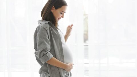 هل نزول ماء في بداية الحمل خطر