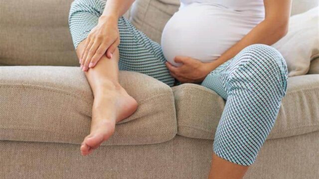أسباب تورم قدم واحدة عند الحامل