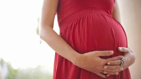سبب نزول إفرازات بيضاء في الشهر التاسع هل من علامات الولادة (الإفرازات المهبلية قبل الولادة)