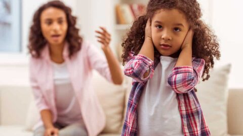 كيفية التعامل مع الطفل العنيد والعصبي في عمر الثلاث سنوات