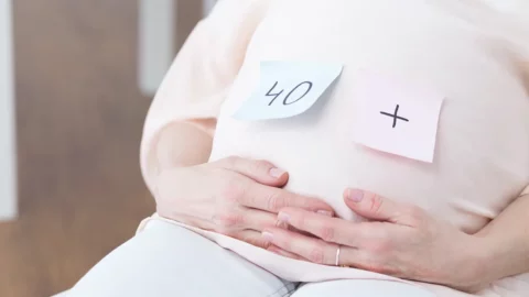 أيام التبويض في سن الأربعين – وطرق تحديد نزول البويضة لتسريع الحمل